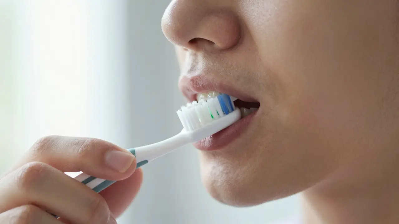 10 nejefektivnějších tipů pro odstranění zubního plaku a prevenci zubního kameně